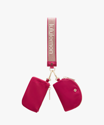 Lululemon Dual Pouch Wristlet Metallic Wordmark (cartera de muñeca con doble compartimento)